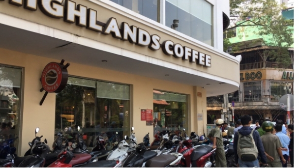 Lấn chiếm vỉa hè tại phố Tây, Highlands Coffee bị phạt 5 triệu đồng